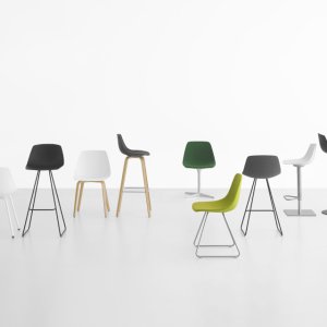 Designbarkruk Miunn van Lapalma met gebogen houten schaal