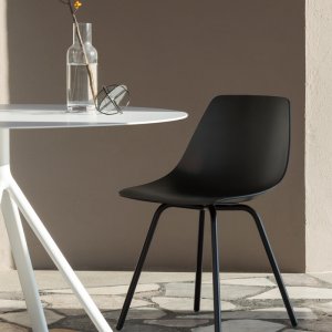 Miunn met houten poten en stalen voetsteun