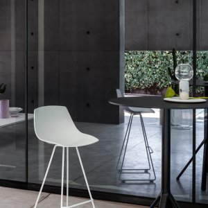 Miunn stoel met slede naast een tafel