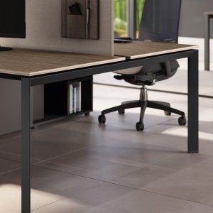 Operationele desking-bench 5th Element van Las Mobili op trapeziumvormige brugpoten van getrokken staal