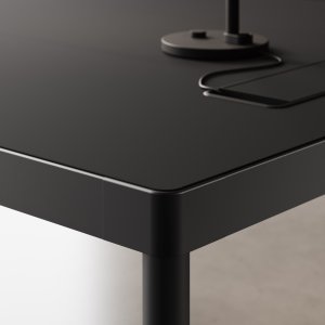 Geluidsabsorberend frontscherm in Gabriel-stof met memobord op een Fil Rouge-bureau