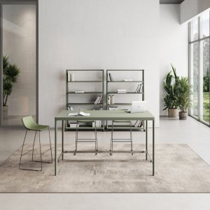 Operationele werkplek Fil Rouge van Las Mobili met rood profiel op de bench en mosgroen aluminium frame