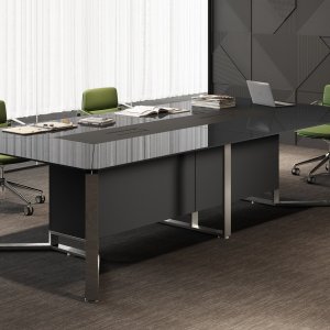 Geopende aluminium top access met contactdozen op een I-Meet-tafel