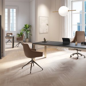Modern directiebureau Iulio van Las Mobili met aluminium poten in Inox Grey en houtlook-inzet