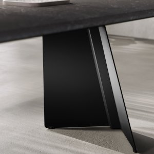 Monolith salontafel met keramisch Calacatta-blad en zwarte V-poten
