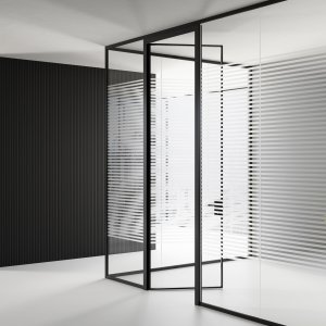 Glazen scheidingswanden Mood van Las Mobili in een licht open kantoor
