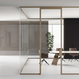 Detail van het aluminium vloerprofiel van de enkelglazen Mood M1-wand