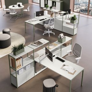 Werkpleksysteem Sigma van Las Mobili met bench-bureaus op vierkante stalen poten