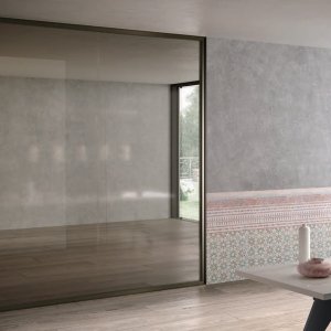 Kabelstijl naast een Simple Bold deur