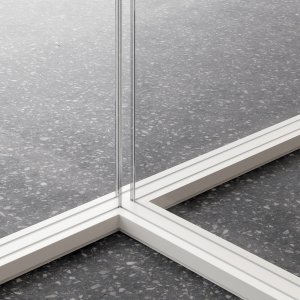 Satijnglas voor privacy in de scheidingswand M2 — systeem Quadrifoglio