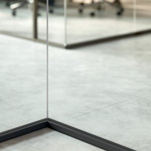 Hoekverbinding van de monolithische glaswand M1 van Quadrifoglio