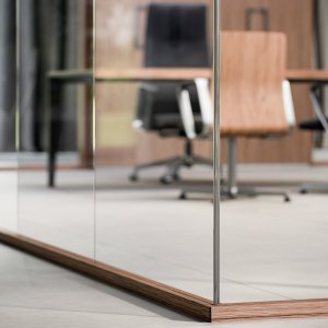 Ventilatierooster op een dichte deur van de scheidingswand in het systeem van Quadrifoglio