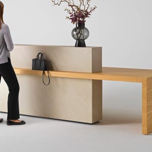 Basis in Storm Nero gres onder de houten Kyo Reception