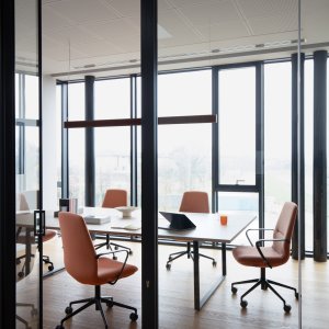 Synua presidentieel met hoge rug aan een bureau