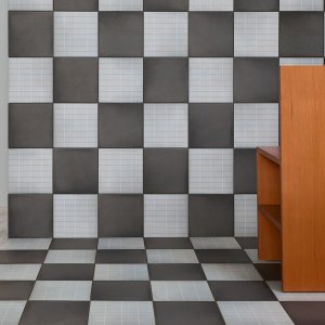 Aurore Light Grey Grid S en Grid L in het sanitair van de directie