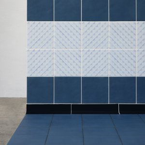 Badkamer met Dintorni vloer en wand van Inga Sempé