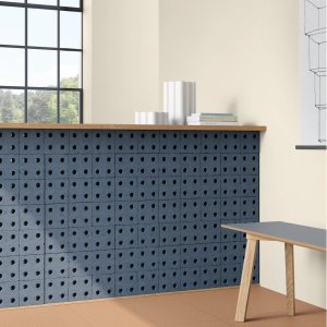 Bloc Grey wand achter een vergadertafel