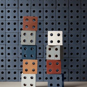 Gestapelde gekleurde Bloc blokken voor een Bloc Blue wand