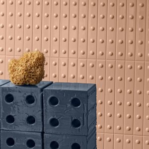 Wand bekleed met Punto keramische latjes van Mutina, reliëftextuur