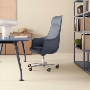 Draaivoet in noten onder een lage fauteuil Not Guilty