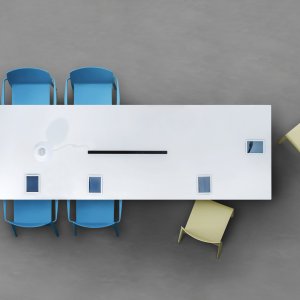 Zit-sta-bureau Arki-Table ADJ Desk van Pedrali met akoestisch paneel ARKS.20 tussen blad en kabelgoot