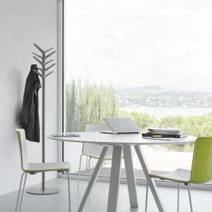 Linoleumblad op een Pedrali Arki-Table vergadertafel