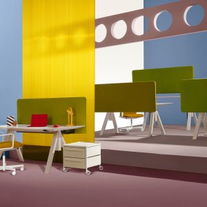 Kabelgoot CC van zwart plaatstaal onder een Arki-Table 360×120