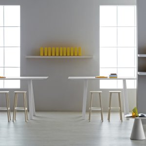 Vergadertafel Arki-Table van Pedrali met schragen van staal in een vergaderruimte