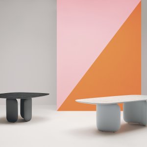 De twee Elinor stoelen naast elkaar, hoge en lage rug