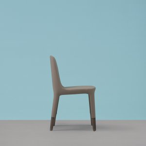 Ester 690 in driekwartaanzicht met stoffen bekleding