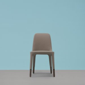 Rij Ester stoelen langs een lange vergadertafel