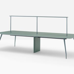 Buitentafel Rizz van Pedrali met buiten-HPL op een dakterras