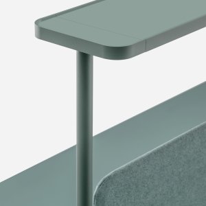 Vierkante en ronde Rizz tafel van Pedrali naast elkaar in een overlegruimte