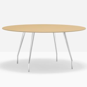 Twee rijen Rizz bench bureaus van Pedrali in een open kantoor