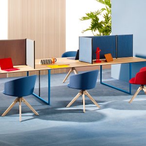Toa van Pedrali, design Robin Rizzini, in een vergaderruimte voor tien