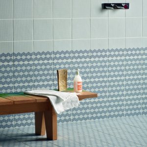 Interieur met halve-patroonovergang van de Tape collectie van Mutina