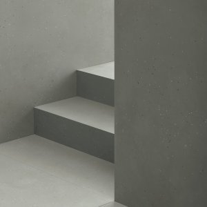 Primavera Nero vloer met Grigio wand en leren fauteuil
