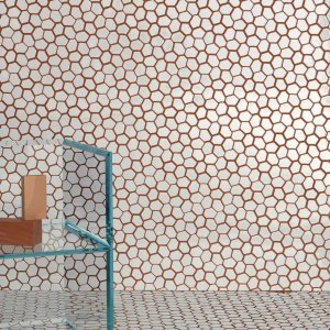 Badkamer bekleed met Botanica White mozaiek