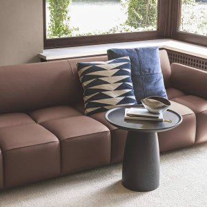 Zitting zonder rug 241 × 100 cm in een ontvangsthal