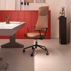Directiestoelen Aventador rond een vergadertafel