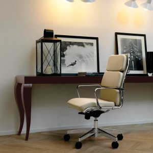 Armlegkussens Pad in leer op de armleggers van The Season