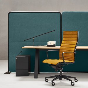 Greep van gepolijst aluminium achter de rugleuning van The Season