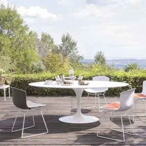 Centrale voet van de Saarinen-tafel van Eero Saarinen, geen poten onder het blad
