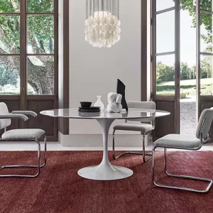 Bijzettafel uit de Saarinen-familie van Knoll naast een wachtbank