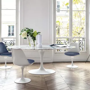 Saarinen-tafel met Tulip-stoelen in een vergaderruimte