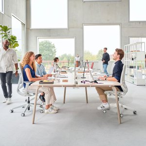 se:air stoelen rond een tafel in een seminarruimte