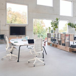 Rij se:air werkstoelen langs een bench voor hot desking