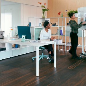 Zwarte se:air aan een thuiswerkbureau