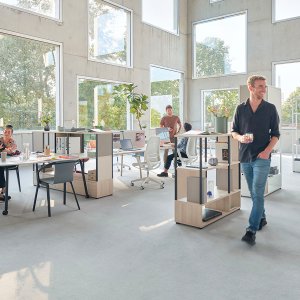Basaltgrijze soft-touch pad op de armlegger van de se:air robijnrood