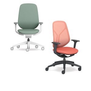 Modulaire bureaustoel se:kit van Sedus met grijze membraanrug in een open kantoor